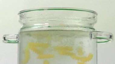 Fussile Makarnası çömleğe düşüyor Yavaş çekim
