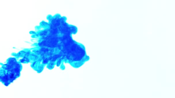 Inktwolk overlay. Kleur ontploffing. blauwe, rode rookbeweging op witte achtergrond voor videobewerking. — Stockvideo