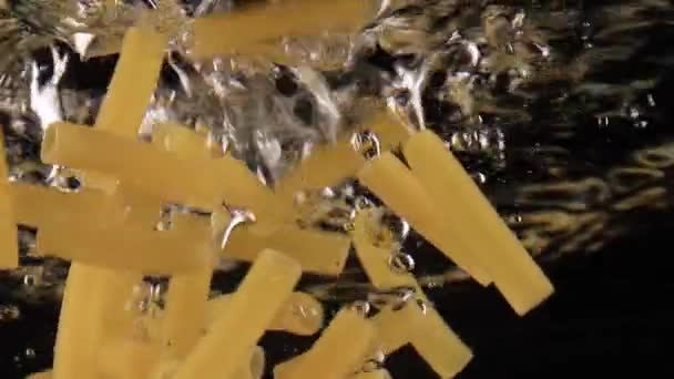 Penne Pasta che cade in pentola al rallentatore — Video Stock