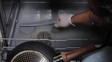 Mutfakta bulaşıkçı erkek teknisyen..