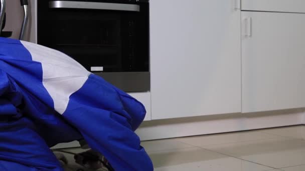 A man in a protective suit disinfection kitchen. Coronavirus pest control — Stock Video