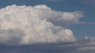 Mavi gökyüzü ve bulutlar hızlanıyor