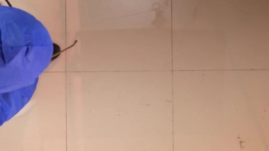 Koruyucu giysi dezenfekte mutfağında bir adam. Coronavirus haşere kontrolü