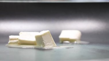 Isıtılmış çubuksuz tavada tereyağı erimesi döngüsü.