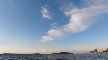 Yağmur bulutları adanın zaman akışında toplandı