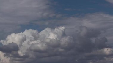 Mavi gökyüzü ve bulutlar hızlanıyor