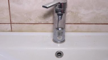 Mutfak lavabosunun temizlenmesi. Yüksek kalite 4K görüntü.