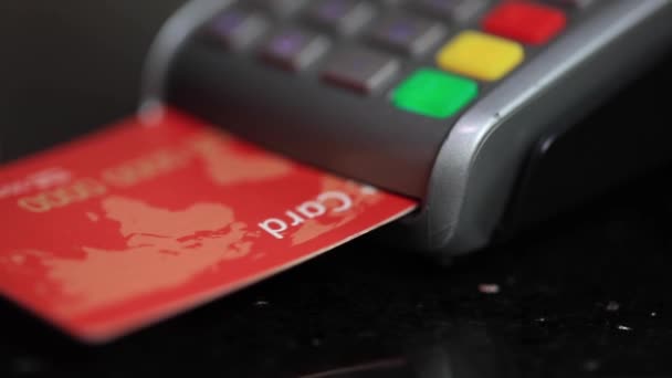 Casier mână introducerea cardului de credit și tastarea sumei — Videoclip de stoc