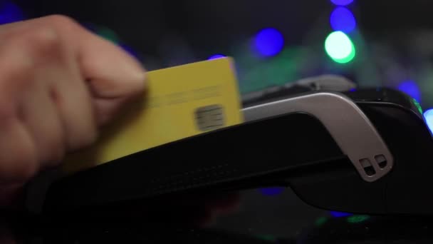 POS terminálon kézi kártyával történő hitelkártya-lopás — Stock videók