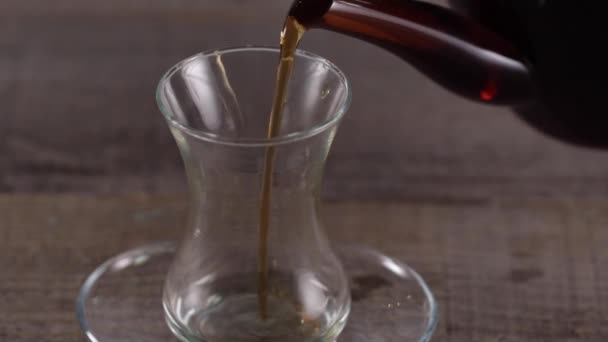 Menuang teh dari ketel dalam cangkir — Stok Video