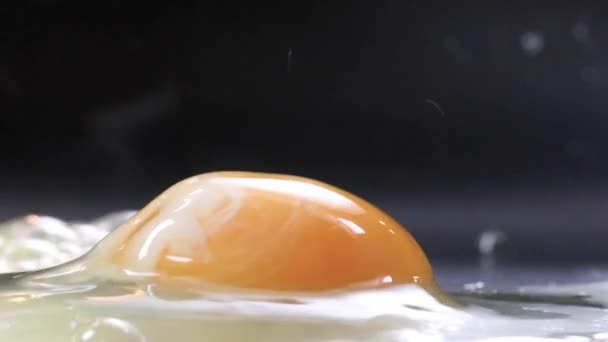 Яйцо, жарящееся на сковороде. Готовить. Крупный план — стоковое видео