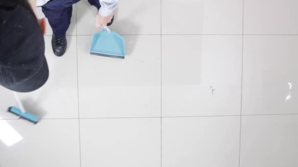 Limpador com chão varrendo Vassoura e limpeza Mopping — Vídeo de Stock
