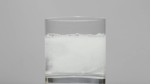 Tableta syčí ve sklenici vody — Stock video