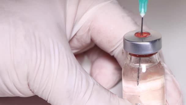 Η βελόνα της σύριγγας παίρνει το φάρμακο από το γυάλινο φιαλίδιο — Αρχείο Βίντεο