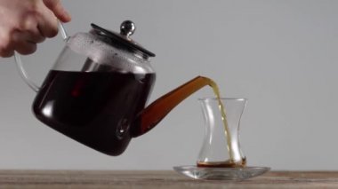 Çaydanlıktan çaydanlığa çay dolduruyorum.