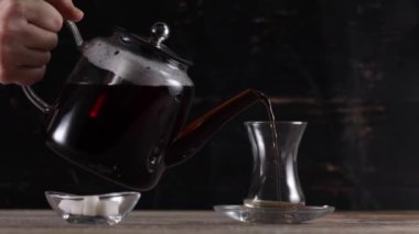 Çaydanlıktan çaydanlığa çay dolduruyorum.