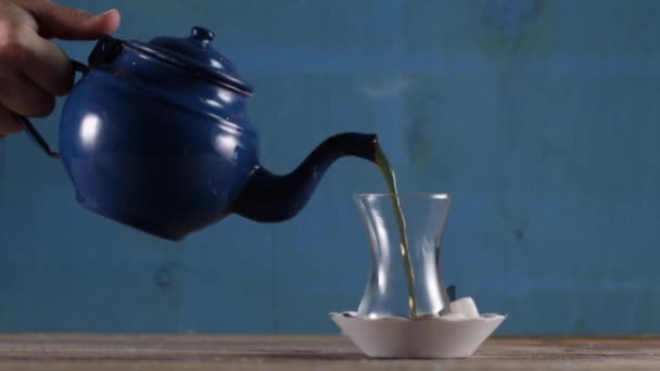 Se toarnă ceai dintr-un ceainic într-o ceașcă — Videoclip de stoc