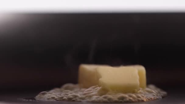 Smyčka tavení másla na vyhřívané pánvi. — Stock video