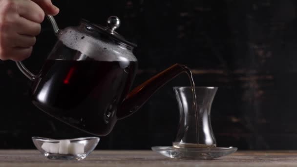 Verser le thé d'une bouilloire dans une tasse — Video