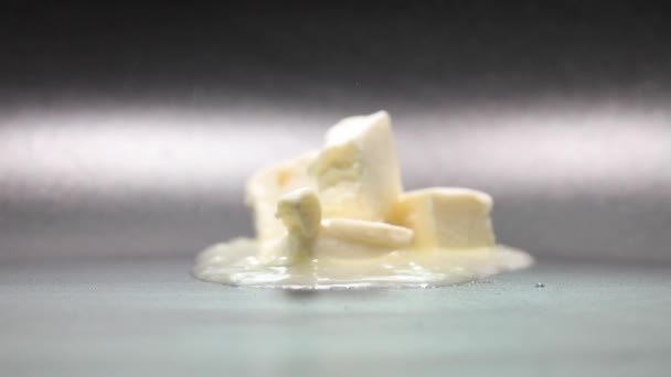 Boucle de fusion du beurre sur poêle antiadhésive chauffée. — Video