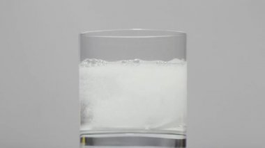 Bir bardak suda tablet parmak izleri.