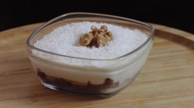 Üstü ve hindistan cevizi taneli lezzetli tatlılar.. 