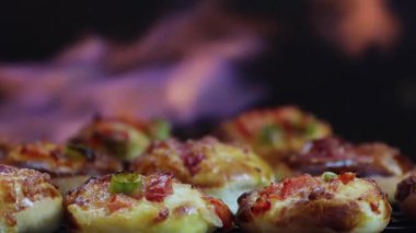 Mini pizzalar ve alev arka planı.