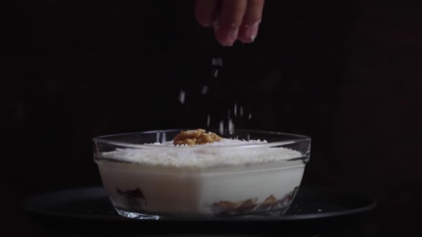 토핑, 코코넛 조각이 달린 맛있는 후식. — 비디오