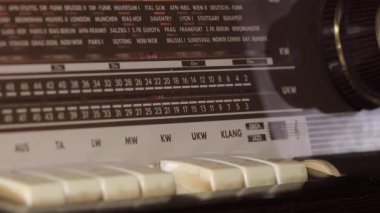 Analog vintage radyo kullanarak ellerin yakın plan görüntüsü