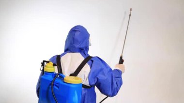 Haşere kontrol koruma ekipmanları, beyaz arka planda dezenfekte etmeye hazır..