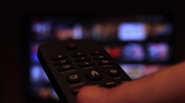 Uzaktan kumandalı televizyon ekranı. TV kumandasında program değiştiriliyor 