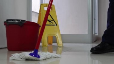 Süpürge Yerleri Süpüren ve Temizleyen Temizleyici