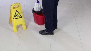 Süpürge Yerleri Süpüren ve Temizleyen Temizleyici