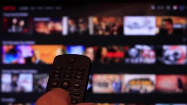 Uzaktan kumandalı televizyon ekranı. TV kumandasında program değiştiriliyor 