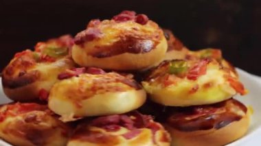 Lezzetli ev yapımı hamur işi. Kusursuz döngü.