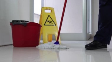 Süpürge Yerleri Süpüren ve Temizleyen Yavaş Hareket Temizleyicisi