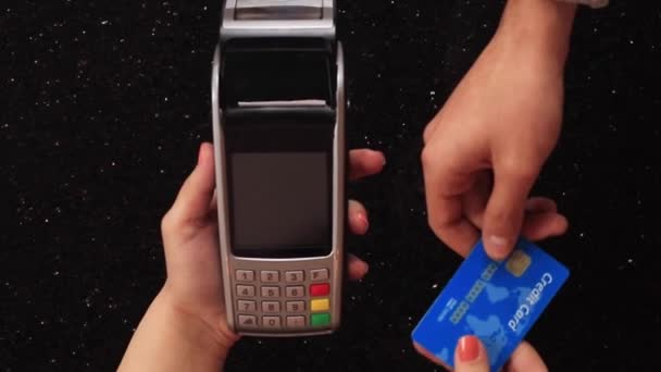 Cassa a mano inserendo la carta di credito e digitando l'importo — Video Stock