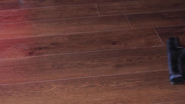 Прибирання підлоги у вітальні з мокрим мопедом — стокове відео