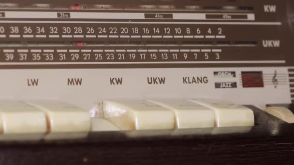 Nahaufnahme der Hände mit analogem Vintage-Radio — Stockvideo