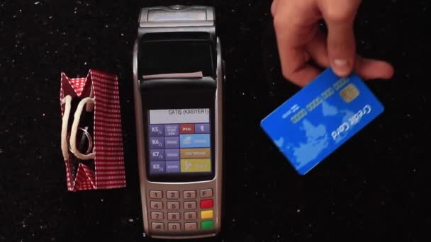 Kassier hand invoegen van credit card en het typen van het bedrag — Stockvideo