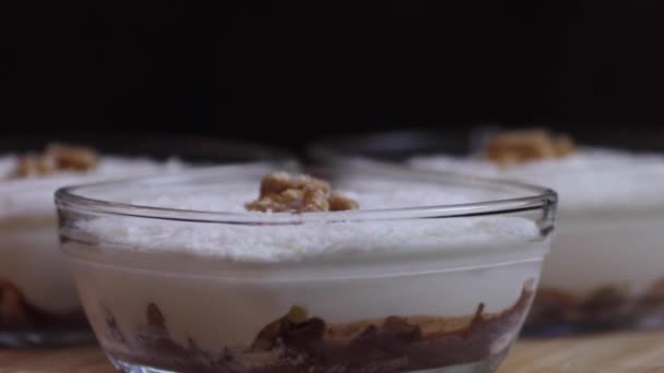 Smakliga desserter med topping, kokosflingor. — Stockvideo