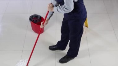 Süpürge Yerleri Süpüren ve Temizleyen Temizleyici