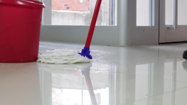 Nettoyant à mouvement lent avec balai balayage du sol et nettoyage Mopping — Video