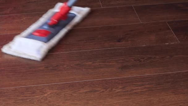Piso de limpieza en la sala de estar con fregona húmeda — Vídeos de Stock