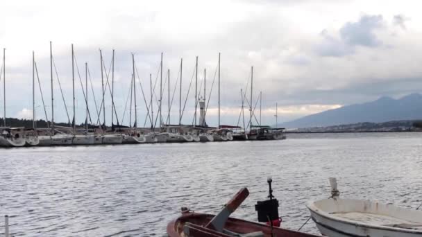 Porto yacht, iskele, urla izmir. Barche a vela in yacht marina sotto il cielo nuvole. — Video Stock