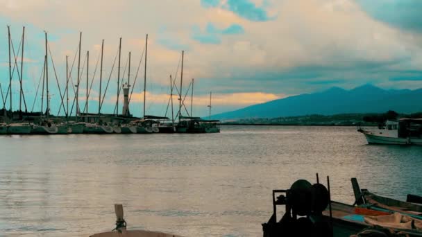 Port jachtów, iskele, urla izmir. Żaglówki w przystani jachtowej pod chmurami niebo. — Wideo stockowe