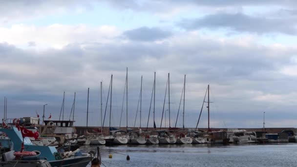 ヨット・ポート、イスケレ、ウラ・イズミル。雲の空の下でヨットマリーナの帆船. — ストック動画