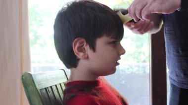 Evde saç kesimi. Koronavirüs salgını enfeksiyonu COVID-19