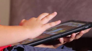 Video oyununa çocuk reaksiyonu. Tabletle oyun oynayan çocuk
