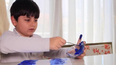 Küçük Childs sulu boyayla resim yapıyor.